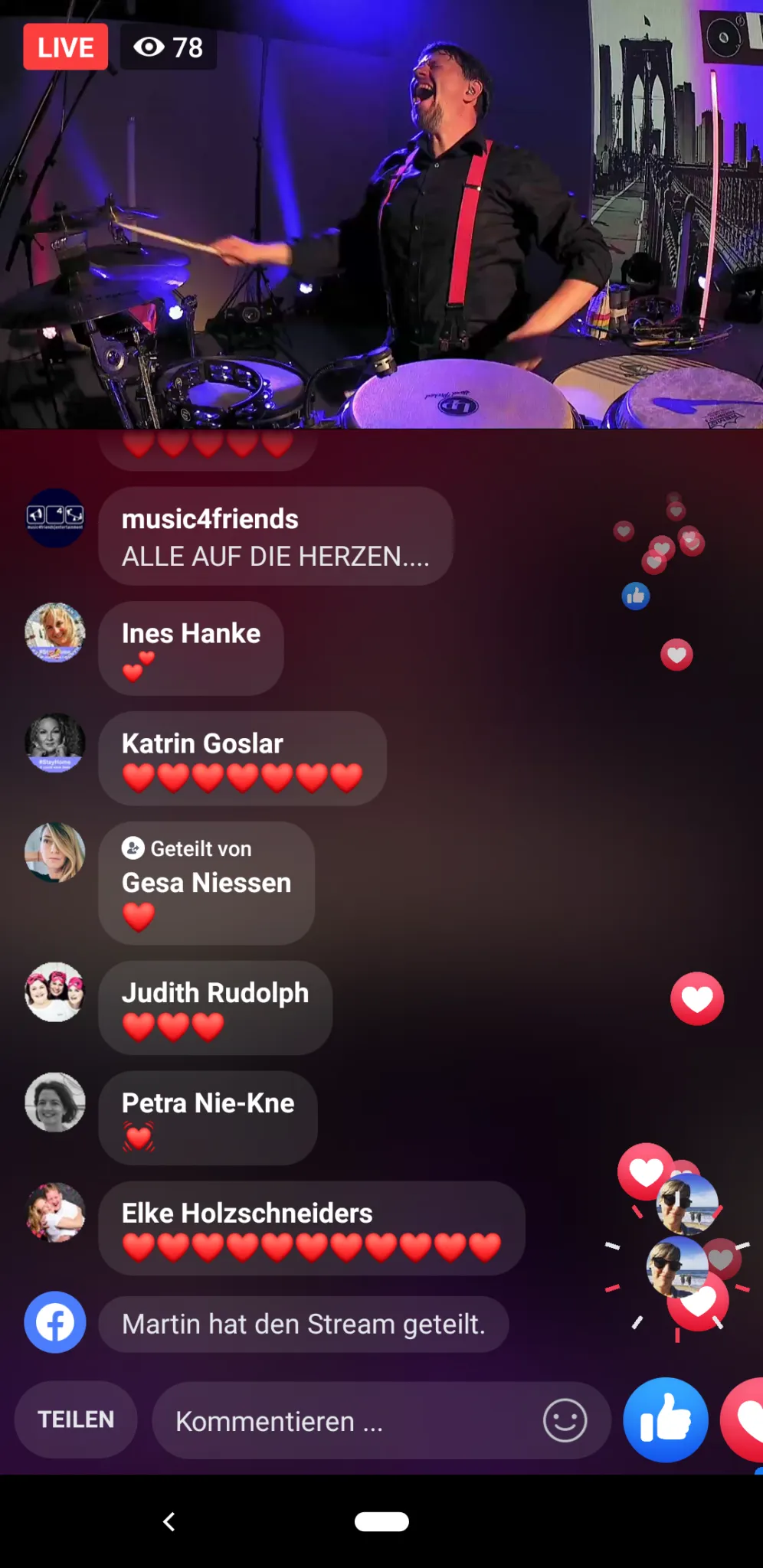 Team-Party mit DJ Plus: Spaß und Feier im Galerie-Setting.